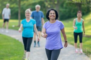 Donne camminano