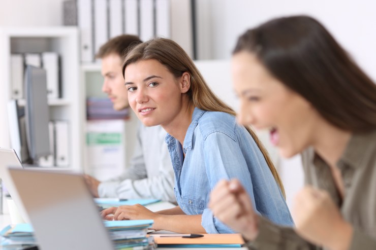 Ragazza che guarda la collega in maniera invidiosa
