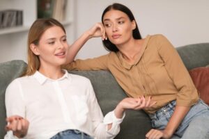 Ragazza che guarda l'amica con invidia