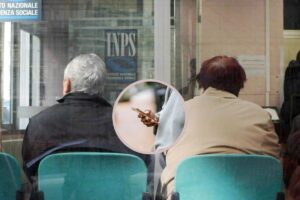 Pensionati in attesa alle Poste