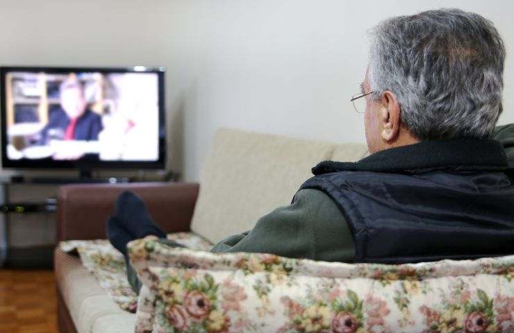 Uomo guarda TV