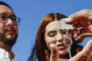 Due inquilini che raccolgono una chiave di casa