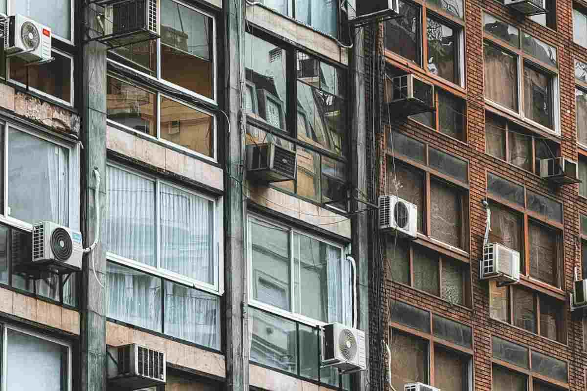 Un vecchio palazzo popolare con balconi chiusi 