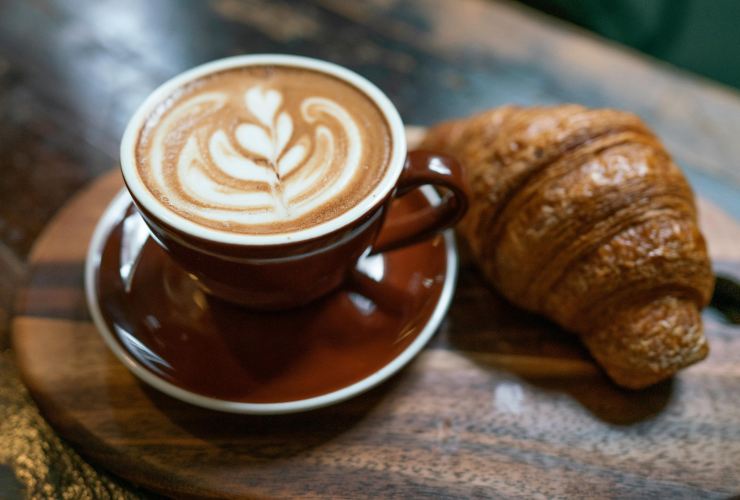 tazzina di caffè e cornetto